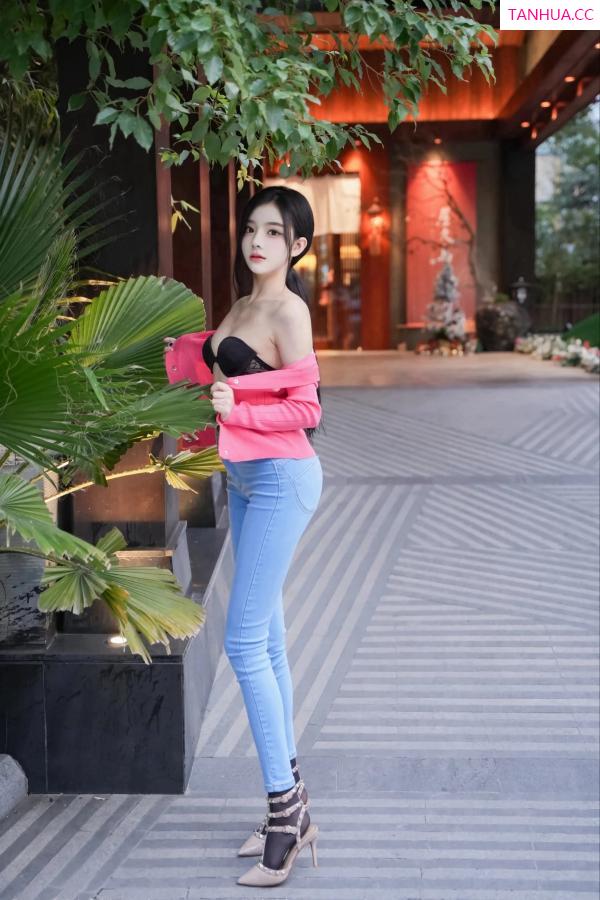  [XiuRen]高清写真图 2024.02.08 No.8091 龙雪儿 牛仔裤美臀第61张图片